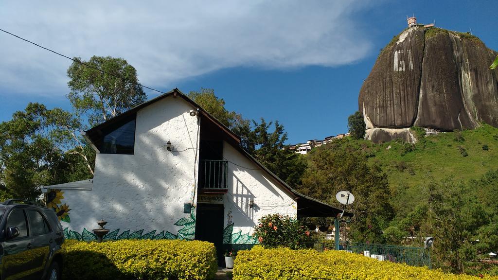 Villa Las Cabanas Castillos Del Lago à Guatapé Extérieur photo